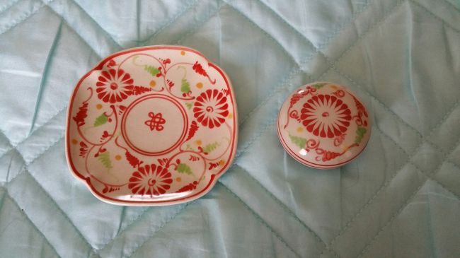 ここで購入したのはバッチャン特有の模様が描かれた、銘々皿と香合です。<br />結構重たいです。