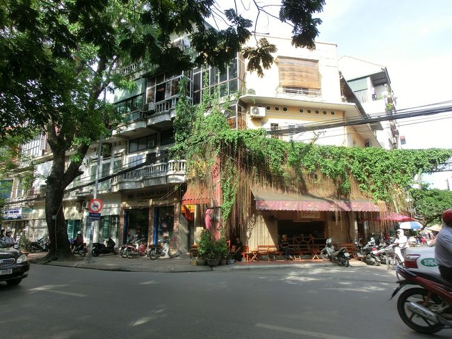 次に街に戻って先生の希望で、民族博物館へ行くことになったのですが、ベトナムでは月曜日は美術館関係は全て休館ということで、ガイドさんの案内で、少数民族の人たちの作った物だけを扱っている「クラフトリンク」というお店へ行くことになりました。