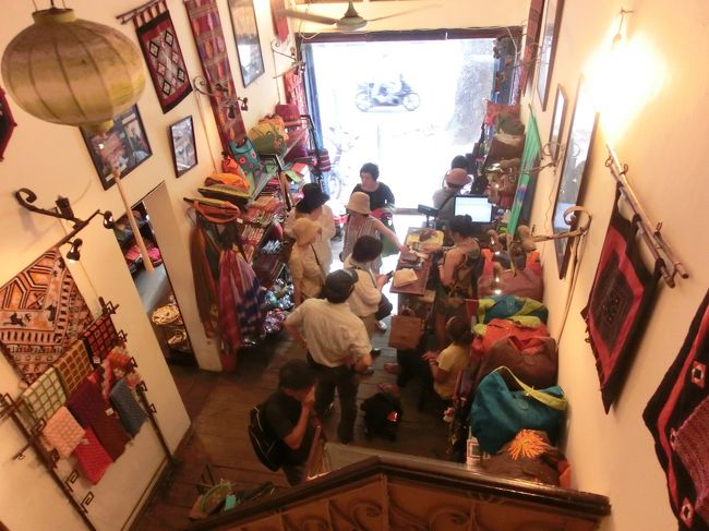 店内は宝の山、素朴で素敵な小物であふれていました。