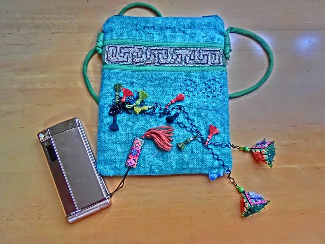 手織りのポシェットと布の刺繍とパッチで出来た、携帯ストラップと<br />ピアス。<br />ピアスは結構大きかったので、帰国してから部品を買ってネックレスに直しましたが、大好評です。