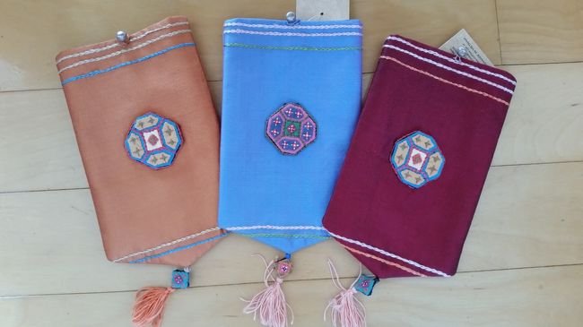 こちらは、お友達が購入したケース、丁度スマートフォンを入れるのにぴったりのサイズで重宝しているようです。