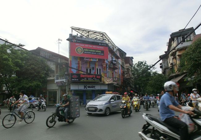 とても暑いので、シルク通りにあるタンミーに行くことにしました。<br />このお店へ行くにはハノイで一番渡るのが難しいローターリーを横切らなければいけませんでした。<br />ガイドさんにしっかりくっついて、ゴー。<br />これもハノイならではの経験かもしれません。