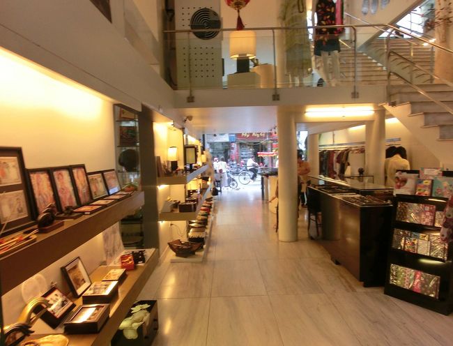 タンミーはベトナム戦争のときに、恋人に持たせる刺繍入りのハンカチを頼まれて作ったことがきっかけで出来たお店で、他のお店に比べたら高いかもしれませんが、刺繍のクオリティーはとても素晴らしいです。