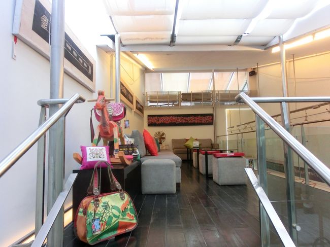 刺繍製品以外のアクセサリーなど３階までいろいろそろっています。