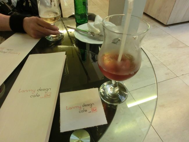 買い物に疲れたたらカフェで一息つけます。