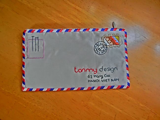 ここでのお土産は刺繍で作られたタンミーオリジナルのエアメールの封筒の袋です。