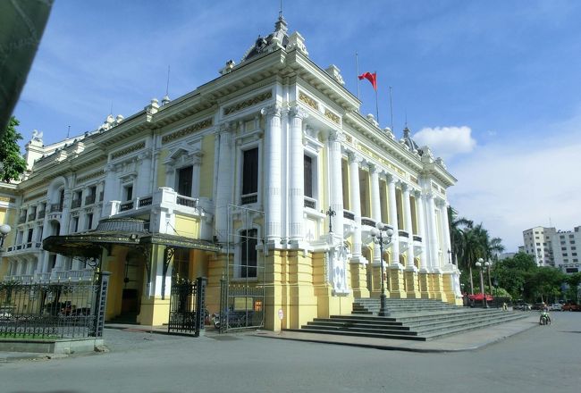 夕刻、ハノイ最後の夕食レストランはオペラ座の地下にある有名フレンチレストラン「1911」です。