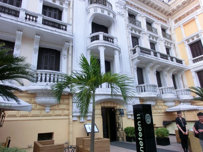 入り口はオペラ座の横にあります。