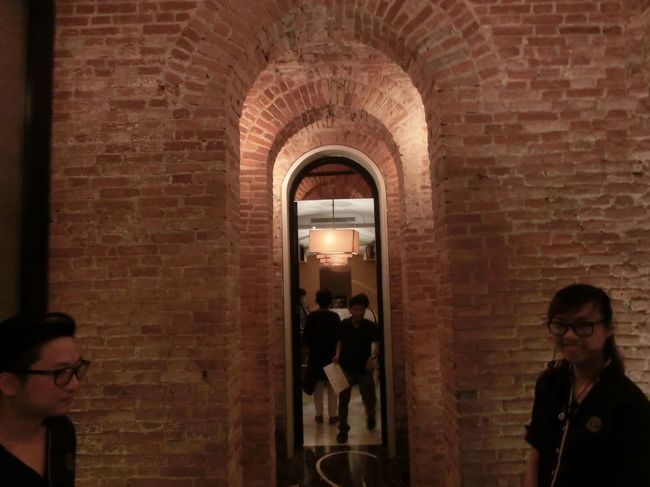 なんといっても地下ですので狭い廊下を歩いて行きます。