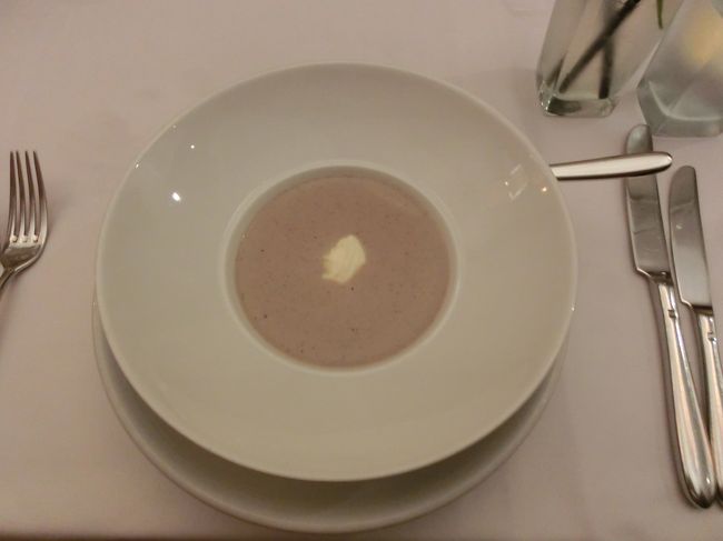 料理はお洒落な本格フレンチです。<br />今回は3コースです。