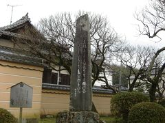 菅原道真公の歌碑です。

京都から太宰府に左遷する時に詠んだ句です。

その時に梅の花が一夜のうちに、京都から太宰府に飛んで来たと言われています。