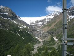 　ベルニナ線に小一時間乗り、ハイキングの出発点となるアルプグリュム駅で下車。
　周囲はこんな感じです。