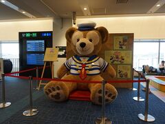 26日朝、羽田空港から高知龍馬空港へ飛行機で行きました。
羽田空港にはなぜか、大きなダッフィーが！！
TDSの宣伝かな？？