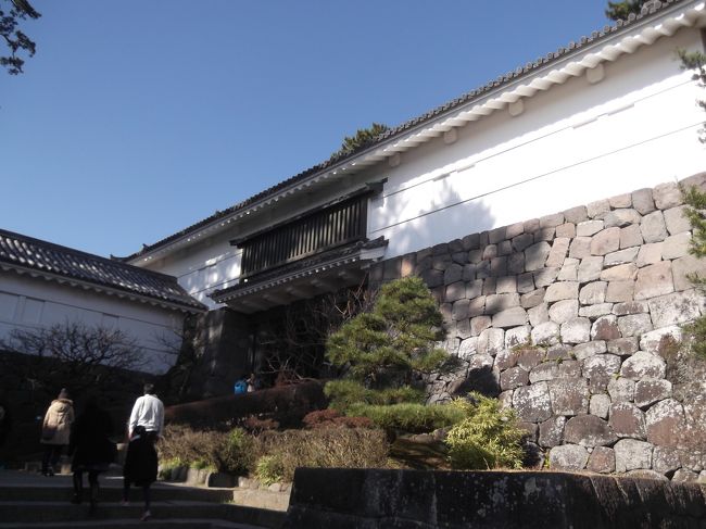 お城の裏から入ったので、逆回りであるく。<br /><br />