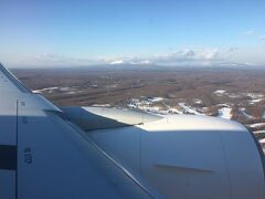 まもなく新千歳空港に着陸です。
樽前山が窓から見えています。
雪はあまり多くないように見えました。