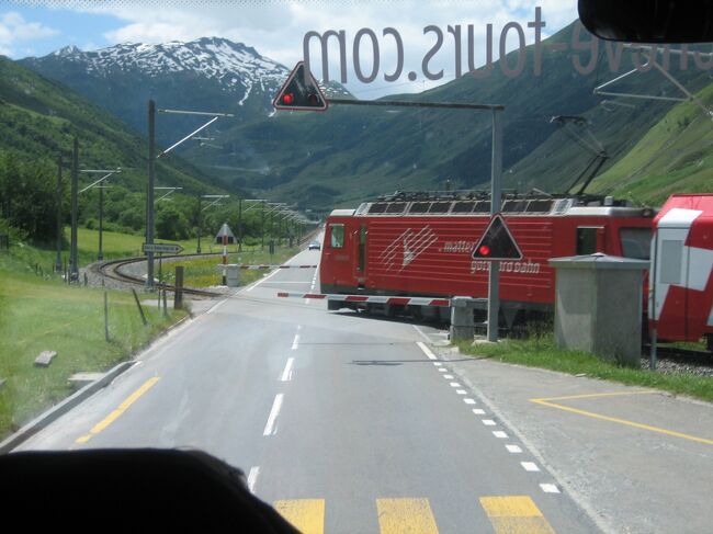 　バスに乗り換えて少し走ると、我々の乗った氷河特急が踏切を通過します。