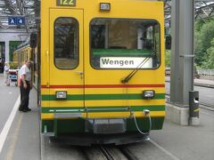 　本日泊まるベンゲンで走行できるのは、原則として電気自動車だけです。
　そのため、ラウターブルンネンでバスを降り、写真の電車に乗り換えました。
　自転車でも追い越せそうな速度で走っているため、たった30kmなのに1時間近くかかりました。理由は、標高差が約480?もあり、速度を出せないラックレールを使わねばならないためです。