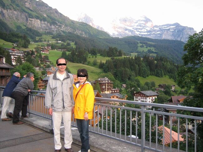 　写真は、前日の夕方に見つけた、ベンゲンで最良のビュースポットで撮ったものです。<br />　この場所は、ホテルの前の広場を突っ切って、WAB登山鉄道の線路を跨ぎ超した先にすぎません。徒歩1分で到着できるので、同行の誰もが記念撮影をしていました。