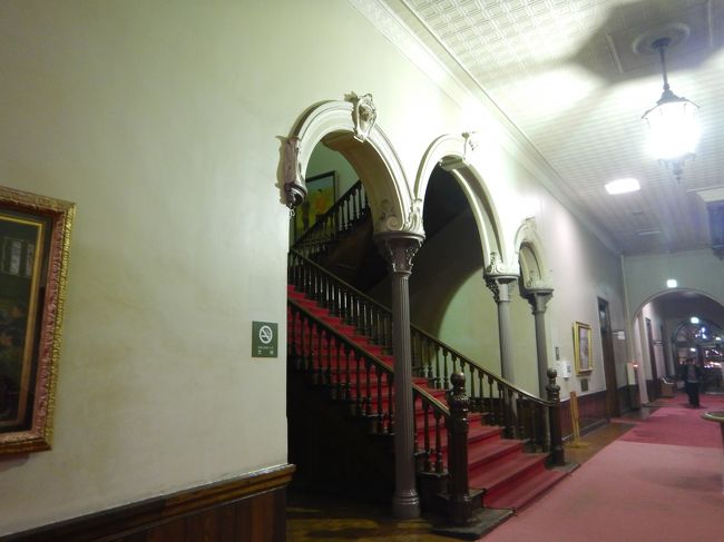 では階段を上がって2階へ<br /><br />売店や観光情報コーナーもありましたよ。<br /><br />