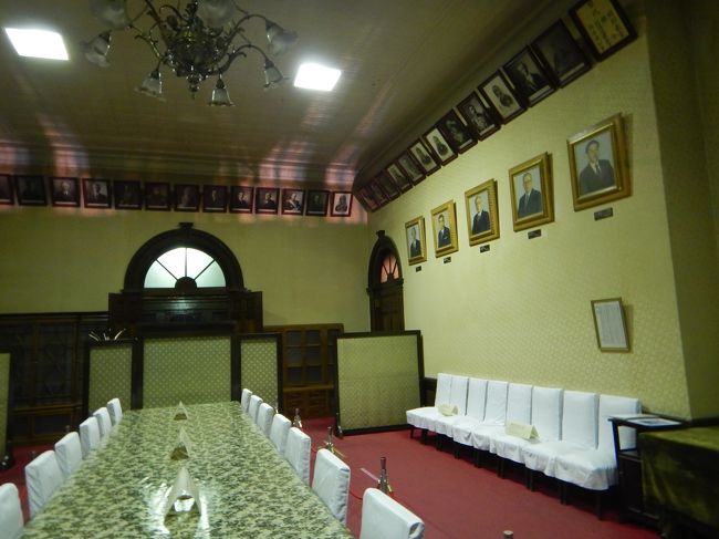 歴代長官、知事の肖像画が飾られています。