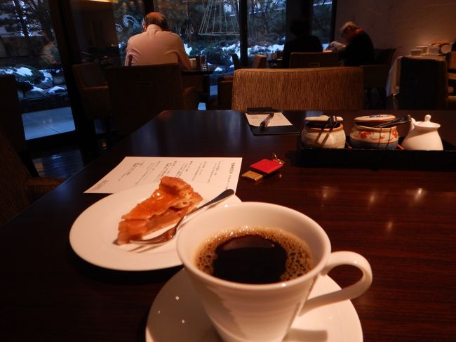 食後にはコーヒーとアップルパイも♪<br />満足、満足。