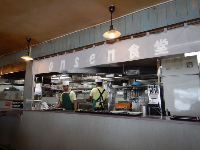 お風呂の前に昼食を摂ることにしました。<br />この食堂、有名なようですね。インドの方が働いています。