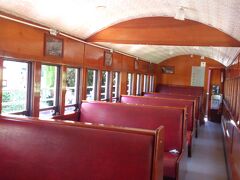 【オススメの座席】

見ての通り、列車の片側、景色のいい側にしかありません。
基本は４人掛けの向かい合うスタイル。