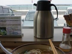 お腹空いたなぁ…
58号線をドライブしていると、久しぶりにここのソバが食べたくなりました。
やっぱ、なかむらそばは何食べても美味しいね。
美しい海を眺めながら、美味しく頂きました(*´Д｀)