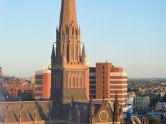 12月25日クリスマス。
起床はAM6時過ぎ、朝焼けに照らされる大聖堂が美しい