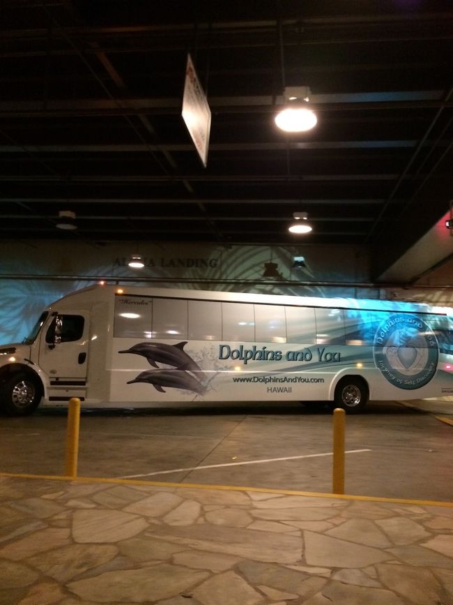 2015'12.26 4日目で〜す。。<br />今日はいつもよりも早起きして楽しみなあの場所へ。。<br /><br />5:50 にシェラトンアロハランディングへ集合です。<br /><br />お迎えのバスが到着〜