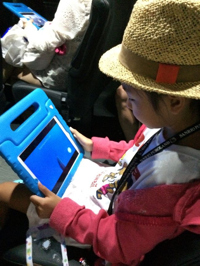 バスに乗り込み、、<br />これ見てな〜と、娘ちんに渡されました。。<br />