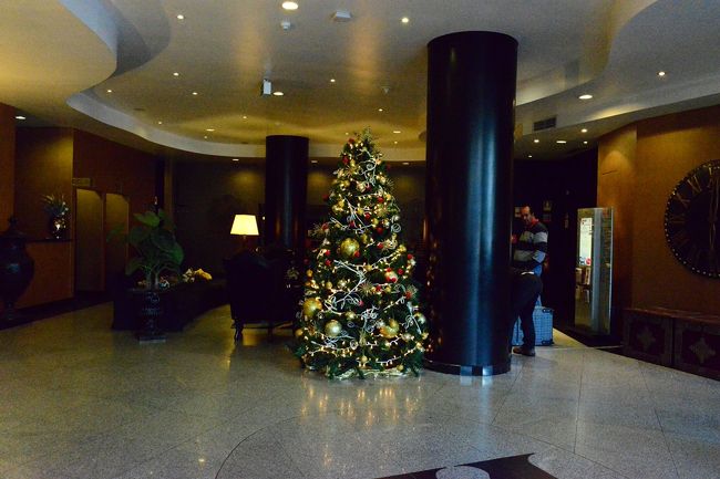 レストランにクリスマスツリーの飾りつけ