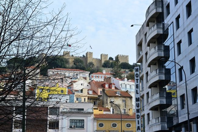広場に戻ると丘の上にサン・ジョルジェ城が見えます。