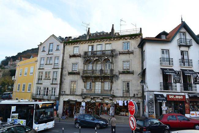 王宮の前はレプブリカ広場になっています。<br />左右と後ろに土産店やレストランが並びます。