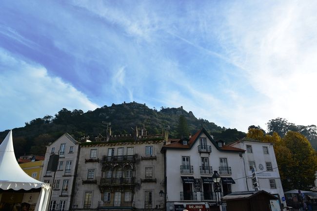 王宮の前の山頂にムーアの城址がみえます。