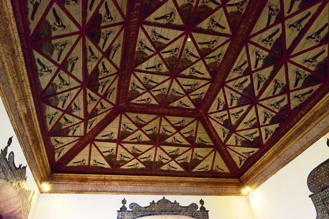 カササギの間<br />ジョアン１世がお気にいりの女官とキスをしているところ見つかり、善意でキスをしたと弁解し、女官の数だけカササギを描く羽目になったとか