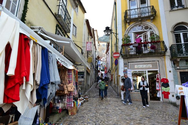 王宮から右手の坂