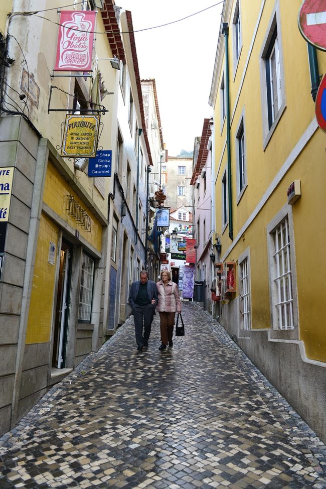 その坂の左手にピキリータ・ドイス（黄色い看板）があります。<br />現地ガイドおすすめのケイジャーダ（焼きチーズ）をここで買いました。