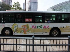 まつやの「とり野菜みそ」のラッピングバス。石川県民にはなじみがあります。