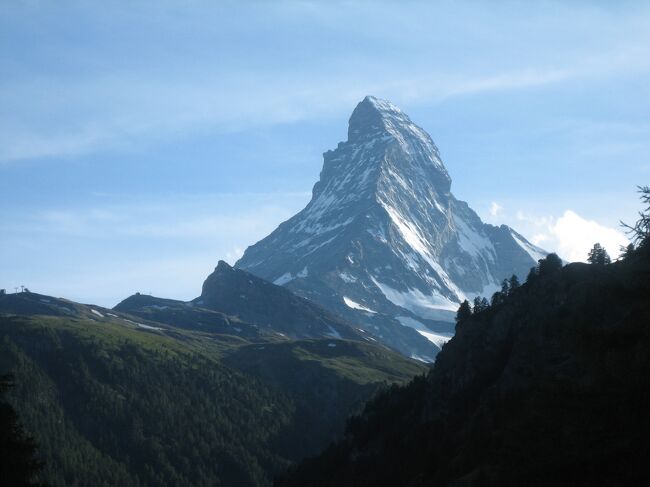 　この写真は、不細工な護岸を外して撮ったものです。<br />　宿泊するホテルは、スイスの典型的な造りの建物ですが、町外れの寂しい場所に建っています。同宿は高校生のスキースクールらしいので、クラスとしては民宿程度なのかと思えます。<br />　しかも、マッターホルン方面の視界は、隣接の建物にふさがれています。そのためか、山が見える部屋は2室だけしか確保できなかったと添乗員が言いました。ともあれ、指定された部屋に入ると、案の定、隣のホテルと庭だけしか見えず、ガッカリ。<br />　添乗員は　部屋の指定をアミダで決めたと言っていましたが、極めて恣意的に行っていたことが最終日に判明し、我々が爆発した原因の一つになりました。