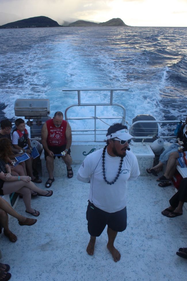 今日の旅が安全にたくさんのイルカに会えますようにという願いを込めてセレモニー。エホマイというお祈りをしてから、みんなでプルメリアを海へ捧げます。<br />