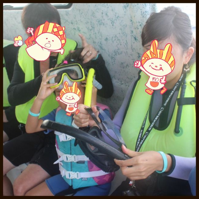 この手首にはめているエメラルドグリーンのリング。<br /><br />こちらは、カメラマンさんの撮った1日の写真(USB)を購入の人の目印。<br /><br />朝のバス乗車時点で写真を申し込んだ人は少し割引があります。確か＄55だったかな。 ウェットスーツは1人＄5だったかな。