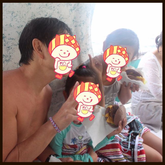 みんなでパチリ。<br /><br />本当はガッツシ食べたいところだったんだけど、、<br /><br />昔から車酔いはほとんどしなかった私。でも、娘を出産してから、たまに酔う事も。。<br /><br />夏に沖縄でシュノーケリングをした時、波酔いしてしまった為、今回は長時間タイプのイチオシらしい酔い止めを前日の晩から飲んでいました。<br /><br />その為そこまでは波酔いしなかったんだけど少し怪しくて。。<br /><br />少し落ち着いてようやく食べてみると、、 美味しい〜！！ ナチュラルビーフがめっちゃ美味しかった！<br /><br />パパ、娘はほとんど食べられず。。持ち帰る事に〜<br /><br />娘は酔うわけではなく、ただ寒かっただけなのですが、、<br />パパは昔から車酔いも酷く、船が苦手。でも、今回船の上にいる事が多かったのに、アロハバケツを使用する事なく無事でした。それは、多分前の晩に飲んでおいた酔い止めのお陰！<br />長時間タイプやっぱり効きます！<br />