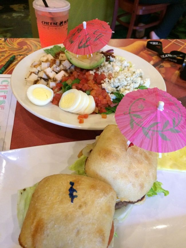 船で食べられなかったパパと娘。<br /><br />お腹ぺこぺこでまずは腹ごしらえに。。<br /><br />車に乗り込む前に近場で、、と。<br /><br />チーズバーガー・ビーチウォークでこれまたハンバーガー！笑<br /><br />ママ。チーズバーガー大好きなので普通にペロリ。