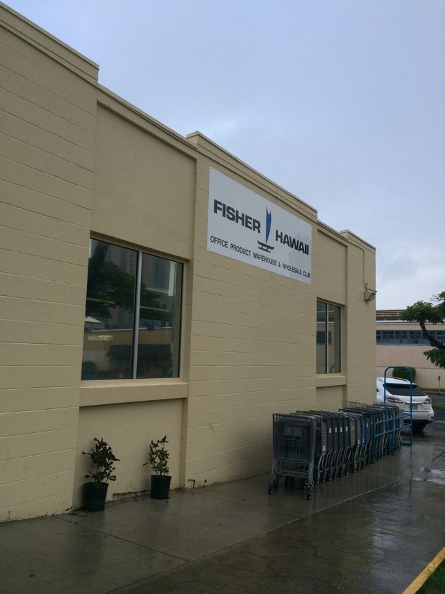 まず、向かうは倉庫建ち並ぶ一画に。<br /><br />こちら、ステーショナリーが豊富なFISHER HAWAII。<br /><br />
