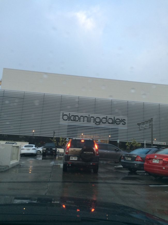 アラモアナショッピングセンターへ。<br /><br />1年前来た時にはまだなかったお店が続々オープンしてました。<br /><br />1年の間にだいぶ色々変わってます。