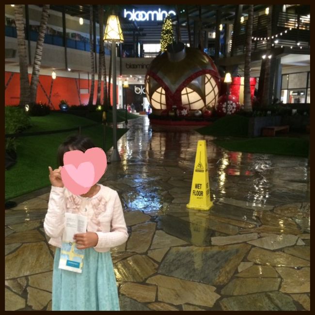 MAP好きの娘、しっかり握ってます。笑<br />行きたいShopに目印をつけてあげて、娘の誘導で回りま〜す。