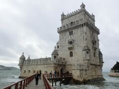 まずは、ベレンの塔へ。強風でテージョ川が荒れています。