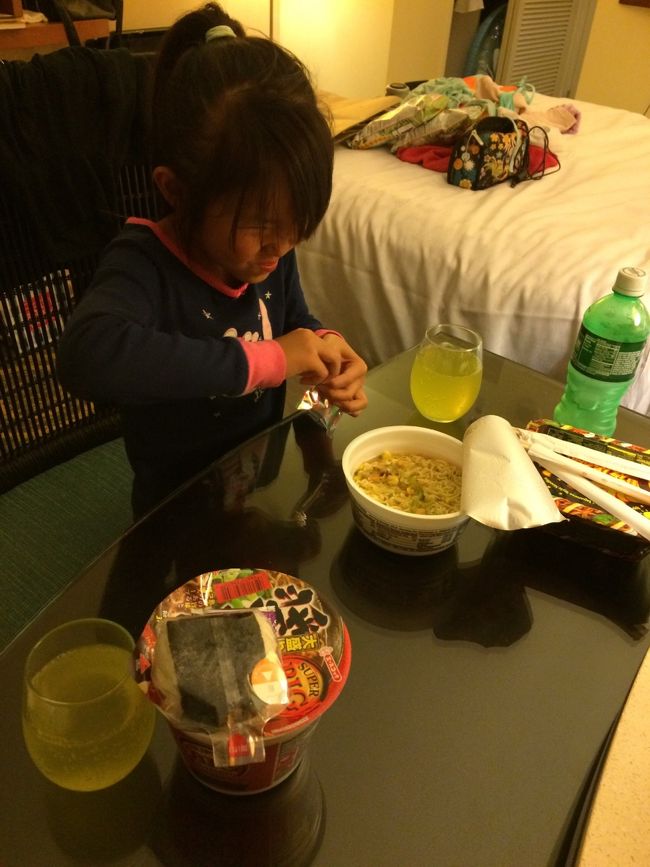 無事に一度で荷物運べました。笑<br /><br />15時過ぎに遅いランチをガッツシ食べた為、お腹がすかなくて、、<br /><br />ホテルへ戻り早朝から1日出掛けていて疲れたしどうしよっか、、と話し合った結果。。<br /><br />ホテルのローソンで調達〜<br />のんびりお部屋でカップラパーリー。<br />笑<br /><br />久々のラーメンめっちゃ美味でした！笑