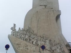 ベレンの塔から歩くこと１０分、発見のモニュメントに到着。強い風と雨で傘をさしていたにもかかわらず、全身が濡れた状態でこの写真を撮りました。もちろん裏側も。